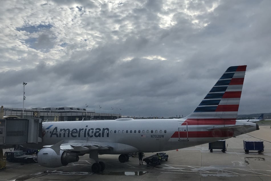 Nach einem Zwischenfall mit mutmaßlich giftigen Dämpfen an Bord eines Airbus A319 erhebt eine Flugbegleiterin schwere Vorwürfe. (Symbolbild)