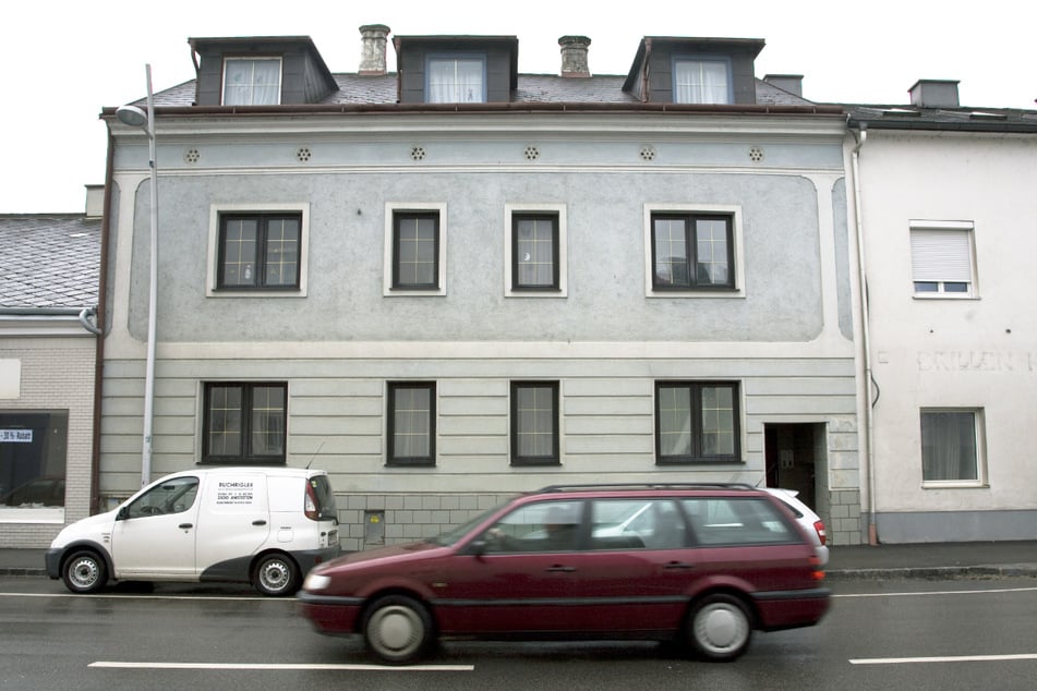 Das Haus in Amstetten, in dem Josef Fritzl seine Tochter 24 Jahre im Keller wie eine Sklavin gefangen hielt (Archivfoto vom 9. März 2009).