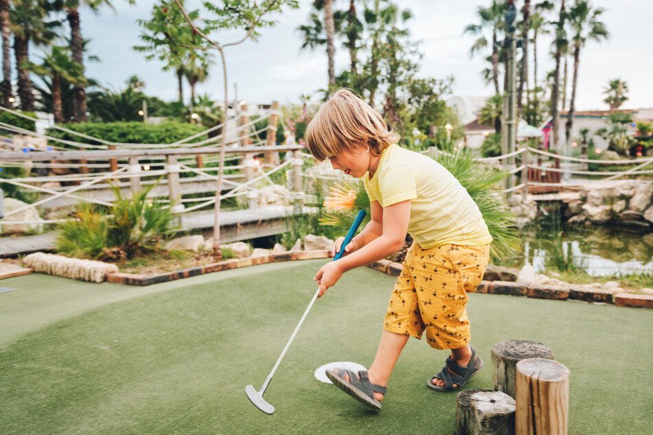 Gebt's zu - Minigolf macht auch den großen Kindern Spaß. (Symbolbild)
