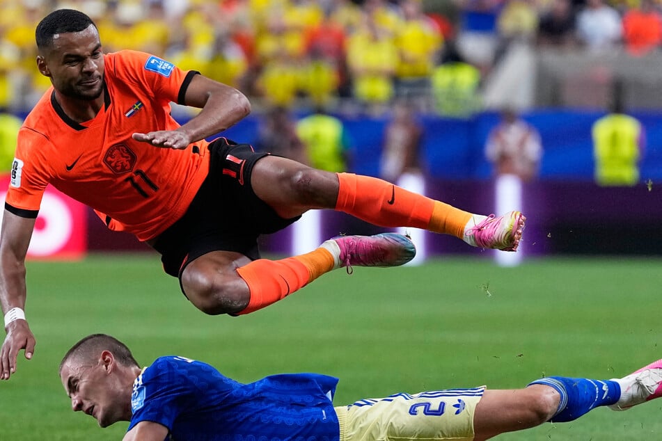 Cody Gakpo (27, oben) schwebt mit Oranje im Höhenflug, muss privat allerdings eine Hiobsbotschaft verkraften.