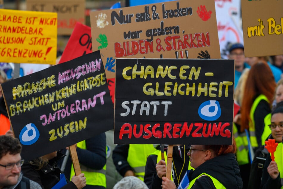 Mit Schildern und Rufen wurde gegen die Kürzungen in der Eingliederungshilfe protestiert.