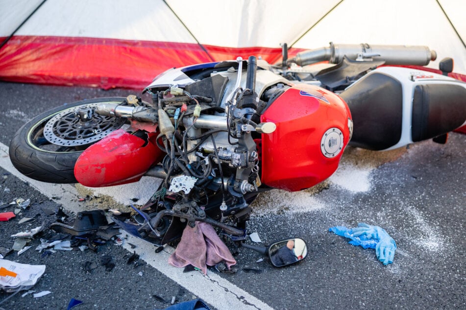 Bei einem Verkehrsunfall im Nürnberger Stadtteil Eibach ist am Mittwochmorgen ein 56-jähriger Motorradfahrer ums Leben gekommen.