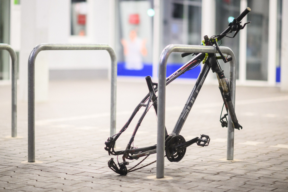 Nicht immer kommt das ganze Fahrrad weg: Manchmal fehlen einfach nur Reifen und Sattel.