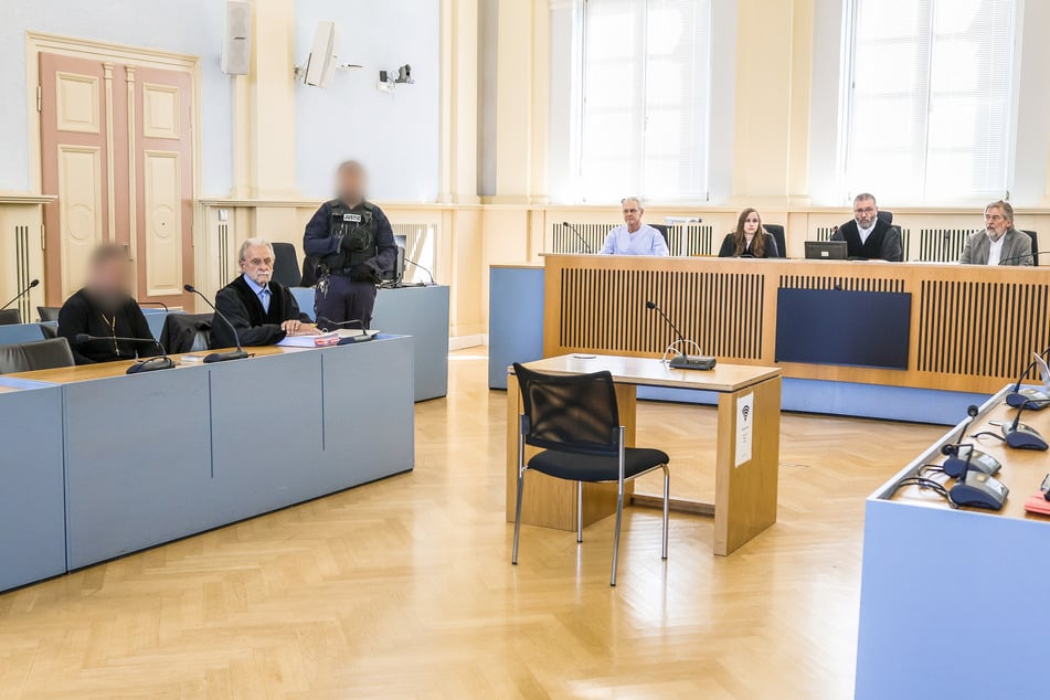 Der Angeklagte (l.), hier im Verhandlungssaal des Landgerichts Hechingen neben seinem Anwalt, saß seit Mitte März in Untersuchungshaft.