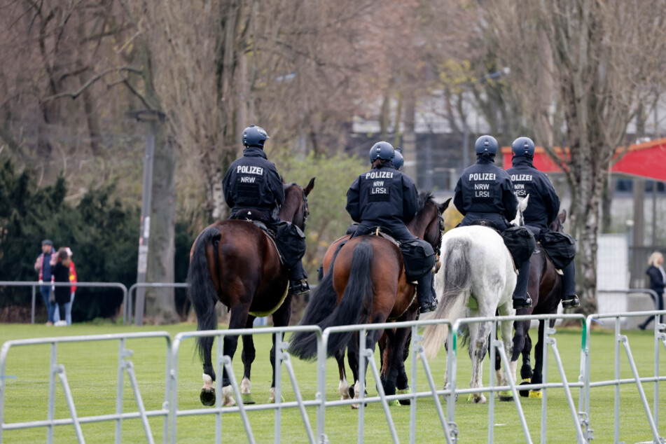 Die Polizei ist vor dem RheinEnergieSTADION in Alarmbereitschaft. Bleibt das Rhein-Derby am 26. Spieltag friedlich?