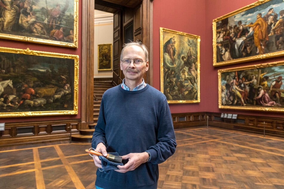 Für Restaurator Christoph Schölzel (63) ist es ein großes Privileg, die Bilder zu pflegen.