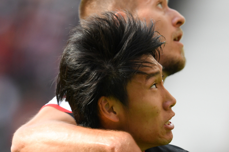 Frankfurts Daichi Kamada (vorne), hier im Zweikampf mit VfB-Verteidiger Waldemar Anton, zeigte eine starke Leistung.