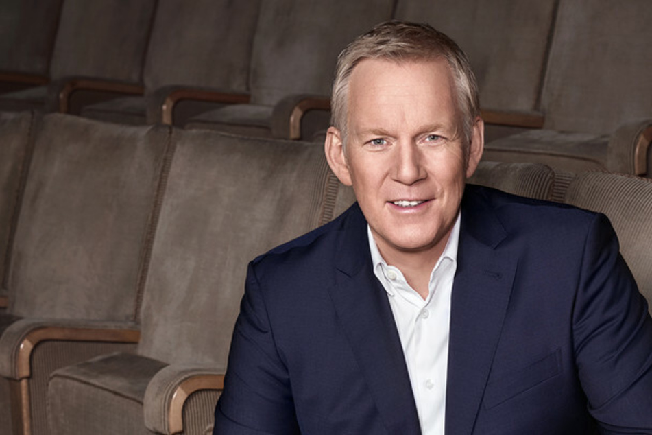 Johannes B. Kerner (55) moderiert in leeren Rängen, aber voller Bühne zur Spenden-Gala im ZDF "Ein Herz für Kinder".