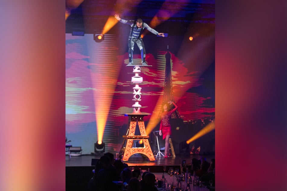 Der Portugiese Les Sandros balanciert in schwindelerregender Höhe auf Rollen.