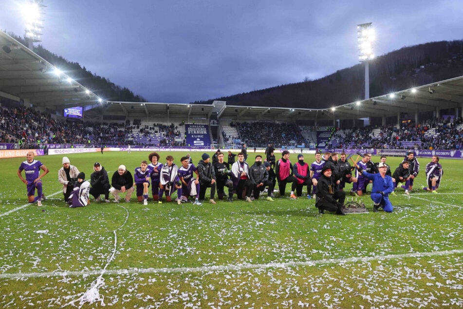 Schicht im Schacht! Nach dem Sieg im letzten Heimspiel des Jahres feierten die Veilchen-Kicker mit den Fans einen versöhnlichen Abschluss.