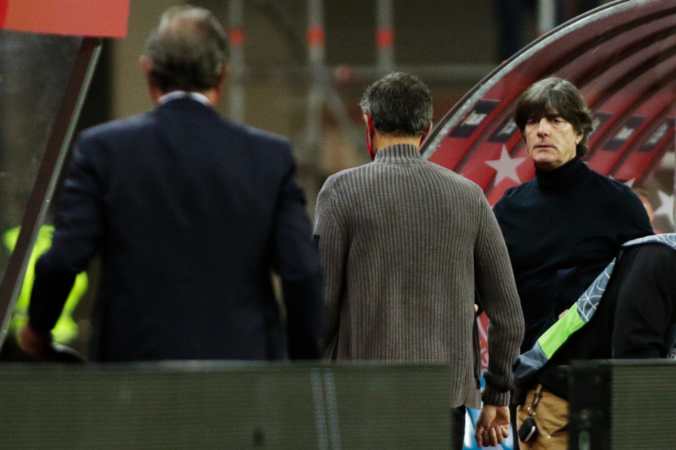 Auf Bundestrainer Joachim Löw (60; r.) kommen schwere Zeiten zu.
