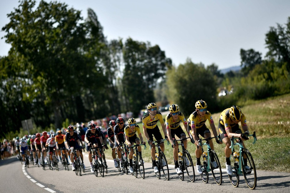 Die Radrennfahrer vom Team Jumbo-Visma in Aktion.