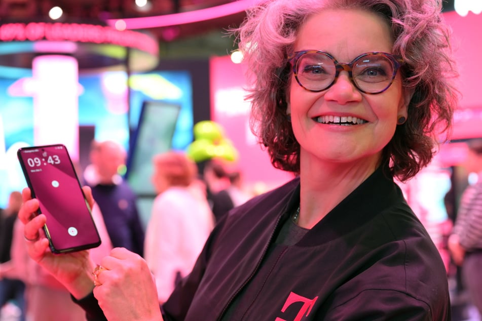 Telekom-Vorstandsmitglied Claudia Nemet hat das neue Smartphone bereits bei der Mobilfunk-Messe Mobile World Congress (MWC) in Barcelona vorgestellt.