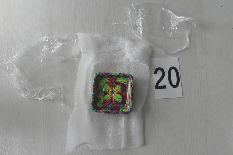In einem Paket aus Mexiko fanden die Ermittler zusammengepresstes Methamphetamin in farbenfrohen Dekorationsartikeln.