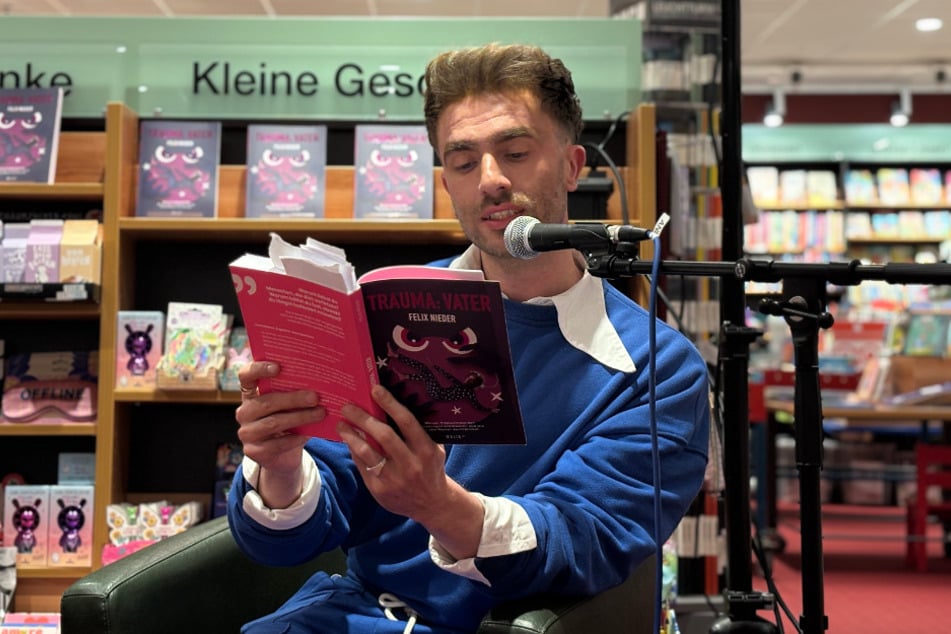 Model und Autor Felix Nieder (32) las am Montagabend in der Buchhandlung Heymann in Elmshorn aus seinem neuen Werk "Trauma: Vater" vor.