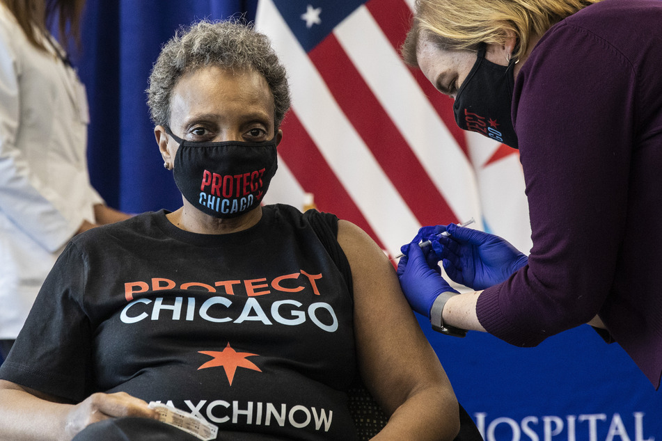 25. Januar 2021: Chicagos Bürgermeisterin Lori Lightfoot (58, l.) bekommt von Dr. Allison Arwady, Beauftragte des Chicago Department of Public Health, die erste Dosis des Corona-Impfstoffs von Biontech/Pfizer überreicht.