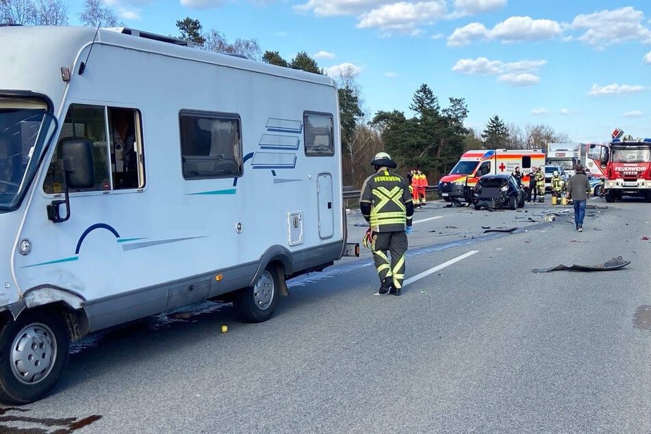 Die A6 beim Autobahnkreuz Landstuhl wurde infolge des Crashs vorübergehend voll gesperrt.