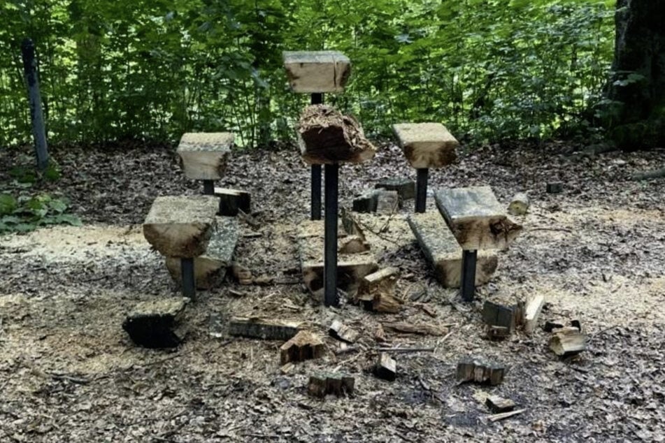 Eine Holz-Sitzgruppe - bestehend aus zwei Bänken und einem Tisch - wurde ebenfalls zerstört.