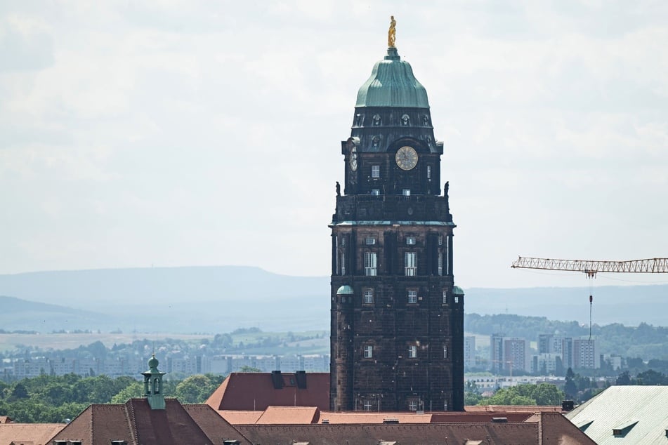 Ab Sommer soll der Dresdner Rathausturm wieder dauerhaft für Besucher öffnen.