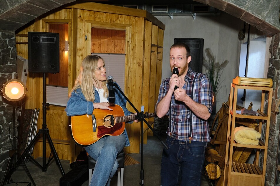 Ilse DeLange (44) und Tobias Lassner (gespielt von Patrick Müller, 33) wollen mit dem kleinen Kellerkonzert Spenden sammeln.