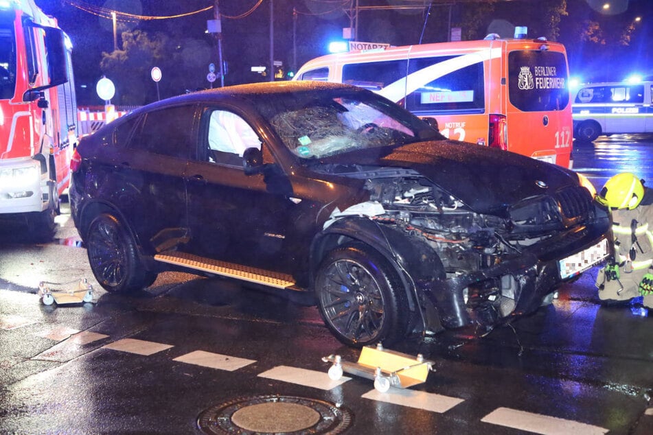 ... und ein BMW ineinander gekracht. Bei dem Zusammenstoß ist auch ein Radfahrer verletzt worden.