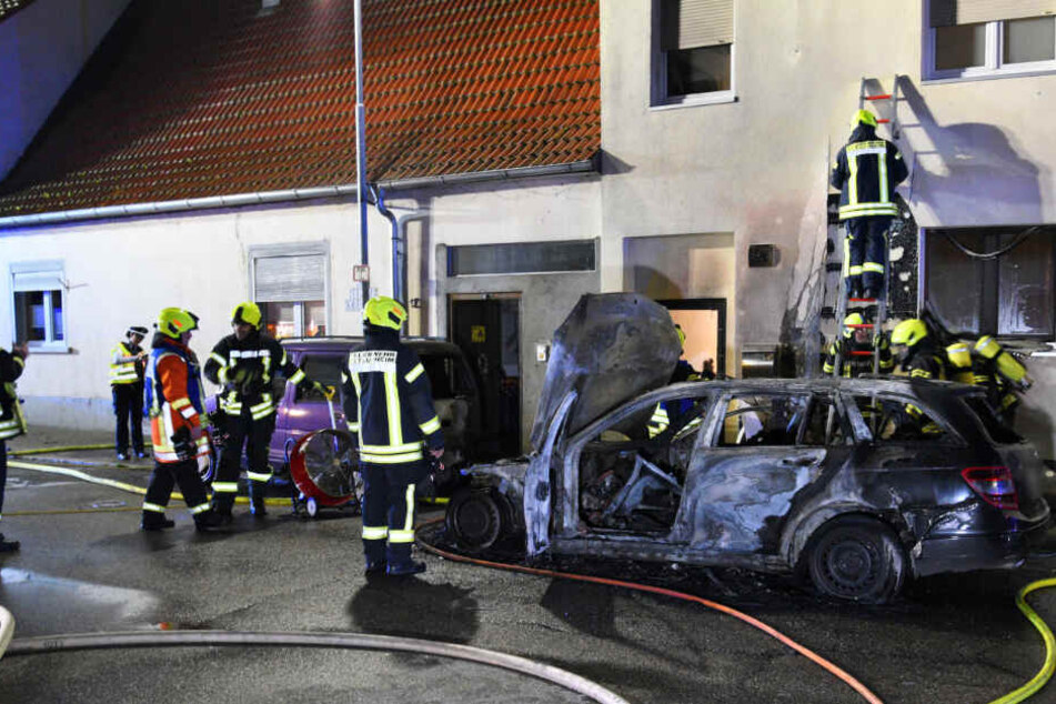 Das Feuer beschädigte Hausfassaden, ein zweites Auto brannte. Ein Drittes trug Schäden davon.