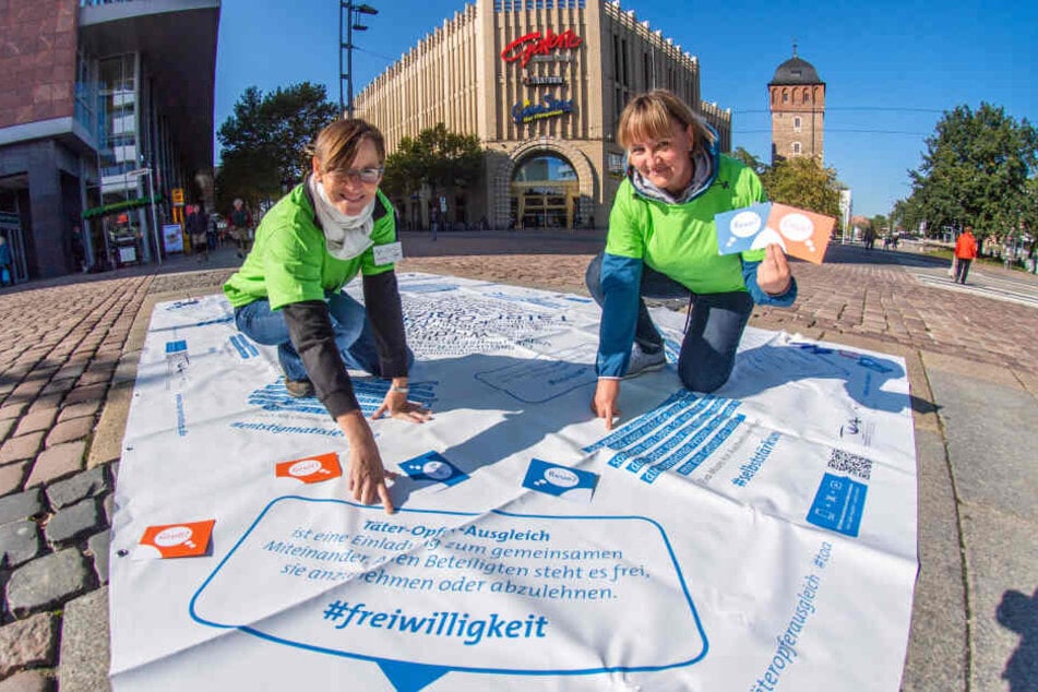 Ina Bannert (43) und Anja Hentschel (42) informieren mit einer Bodenzeitung über den Täter-Opfer-Ausgleich.