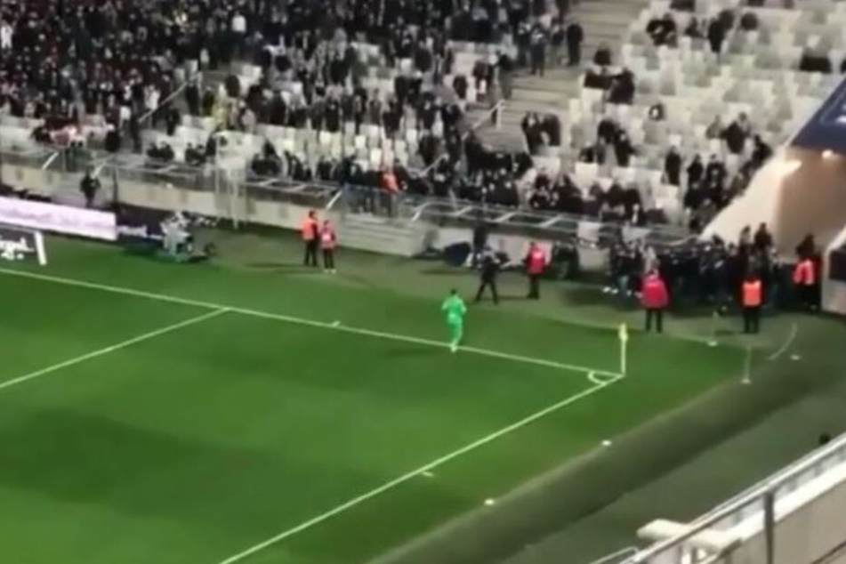 Im ersten Abschnitt des Spiels stürmten mehrere Bordeaux-Fans den Rasen.