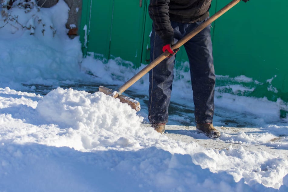 Der Mann geriet beim Schneeschaufeln in Streit mit seinen Nachbarn. (Symbolbild)