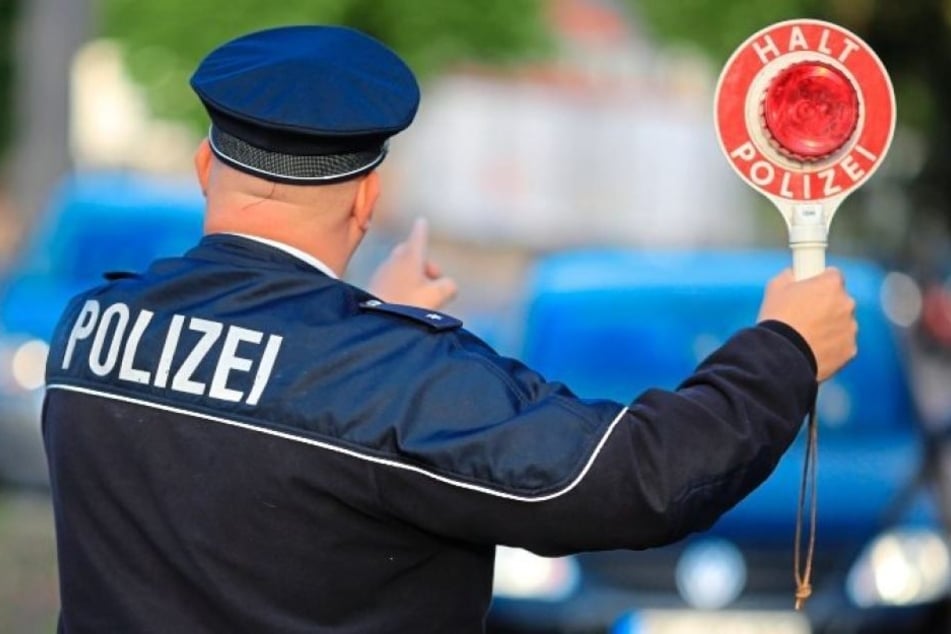 Trotz "einer deutlichen Ansage" der Polizei fuhr der betrunkene Mann später einfach mit seinem wagen weiter. (Symbolbild)