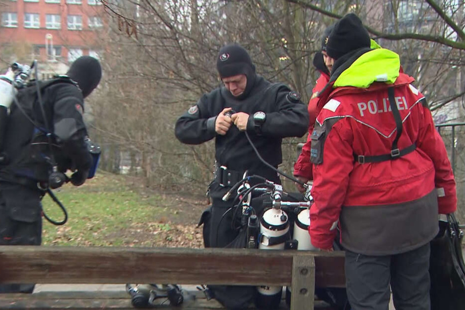 Die Polizei sucht mit Tauchern nach dem Vermissten.