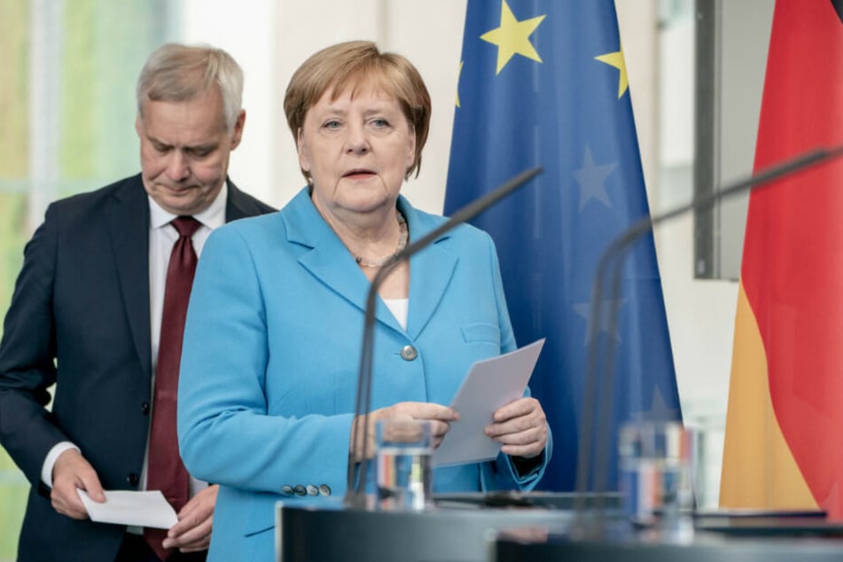 Angela Merkel und Finnlands Ministerpräsident Antti Rinne kommen zur Pressekonferenz im Bundeskanzleramt.