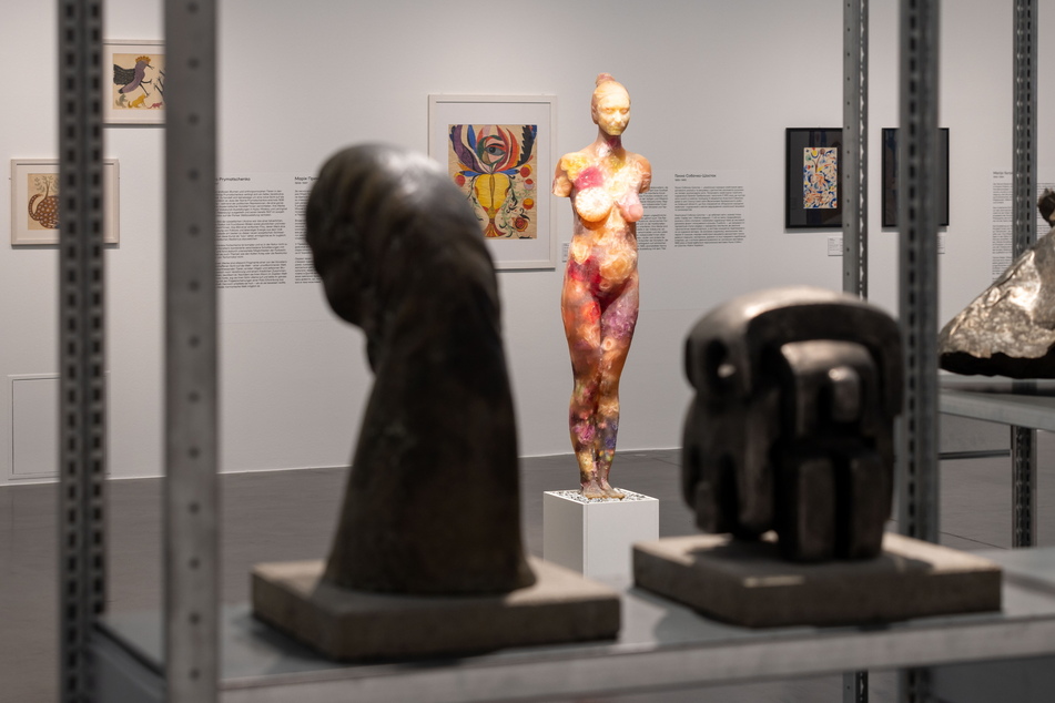 Vielfältige Darstellungen: Neben sozialistischen Skulpturen (Vordergrund) findet sich das Seifen-Objekt "Frau mit Blumen" (2019) vor modernen Gemälden.