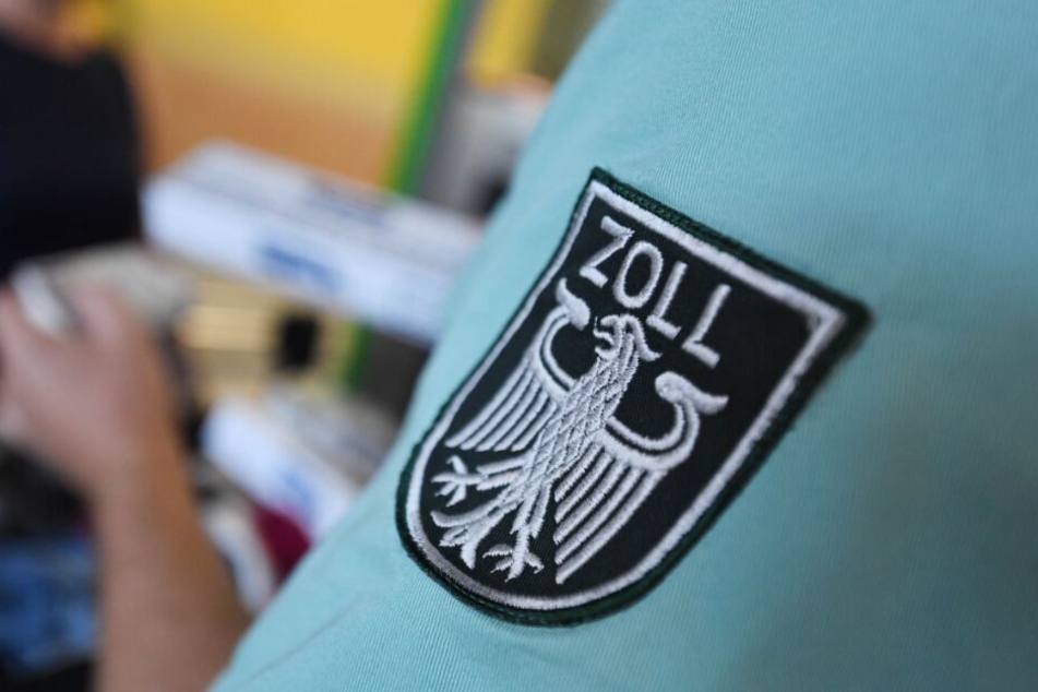 Der Zoll fertigte eine Strafanzeige gegen alle vier Autoinsassen an. (Symbolbild)