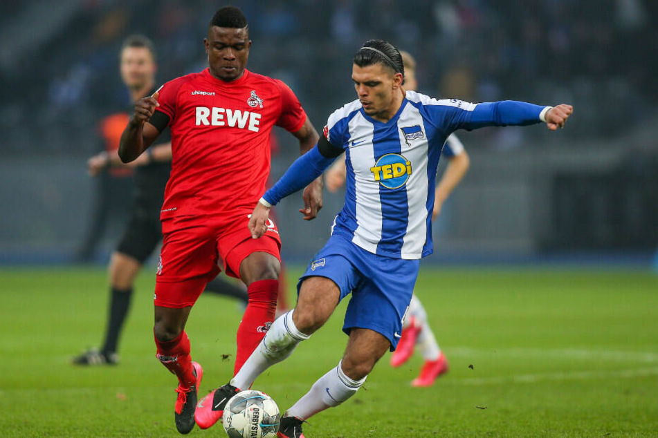 Karim Rekik im Zweikampf mit Jhon Cordoba.