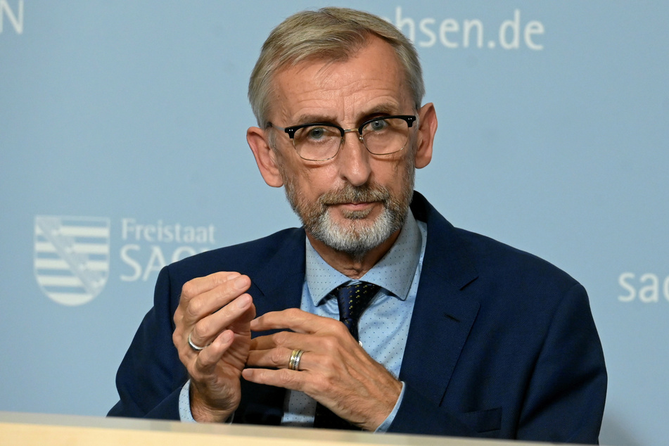 Sachsens Innenminister Armin Schuster (61, CDU) berichtet von hohen Flüchtlingszahlen.