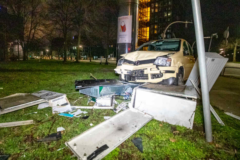 Auto und Stromkasten waren nach dem Unfall nicht mehr zu gebrauchen.