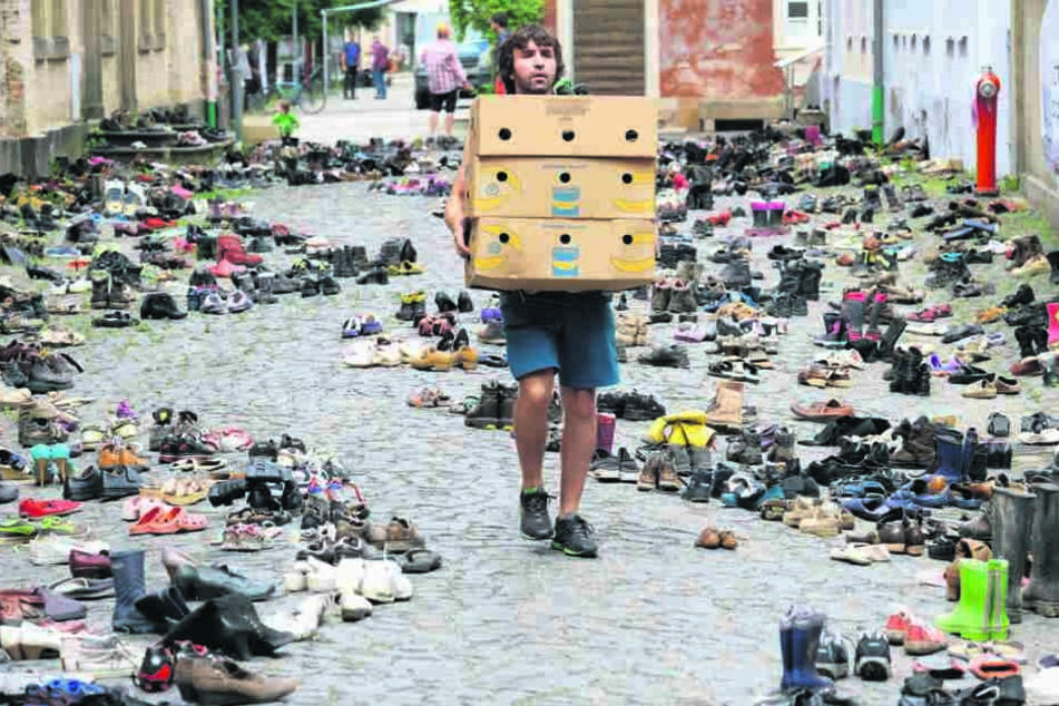 Zum Friedensfest in Ostritz wurde mit 2 262 Paar Schuhen an ertrunkene Flüchtlinge in einer Kunstaktion erinnert.