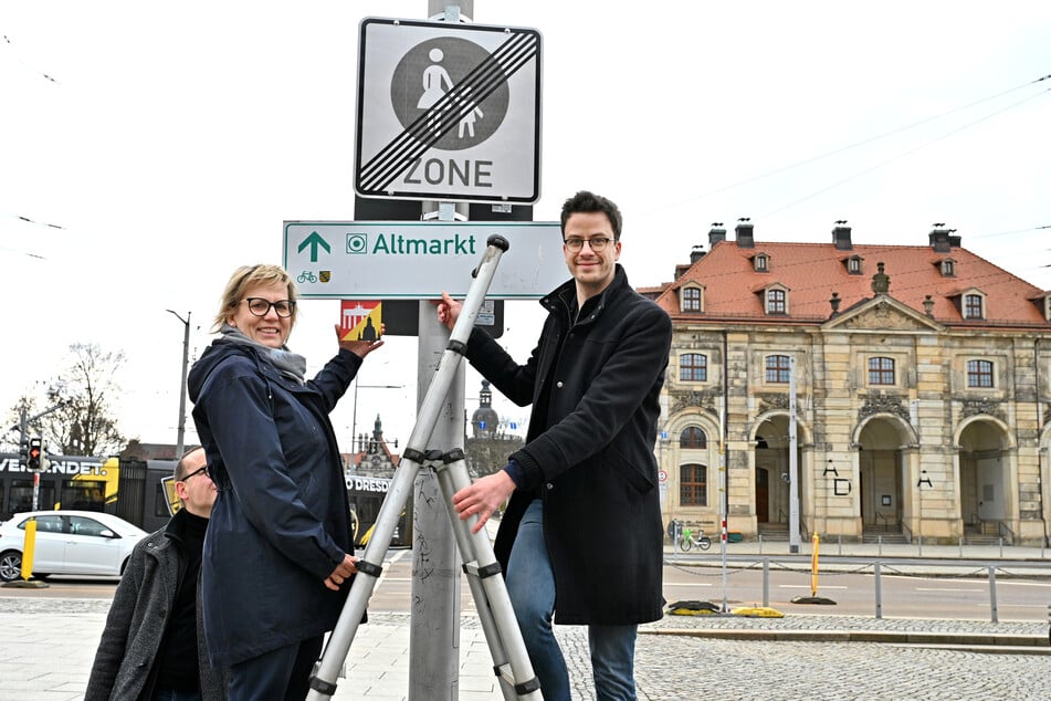 Tourismusministerin Barbara Klepsch (60, CDU) und Sachsens ADFC-Vorsitzender Janek Mücksch (29) weihten den neuen Wegweiser am Goldenen Reiter ein.