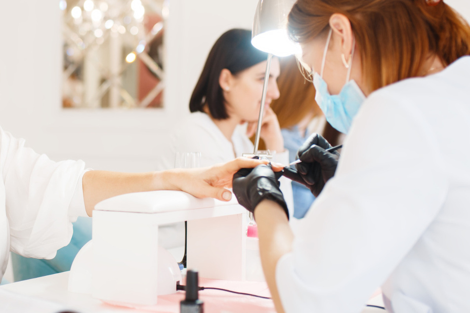 In vielen Nagelstudios tragen die Kosmetikerinnen nicht erst seit Corona OP-Masken, die einen zusätzlichen Schutz vor den Chemikalien bieten.