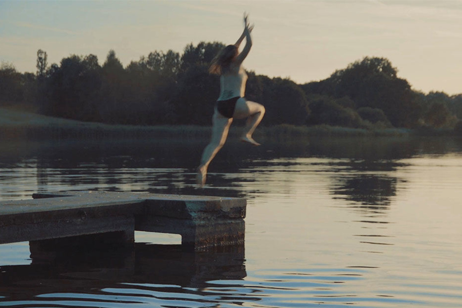 Am Ende springt Silvana fast nackt in den Fluss.