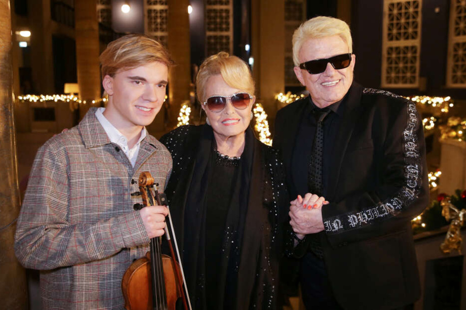 Sänger Heino (r) und seine Frau Hannelore stehen neben dem österreichischen Geiger Yury Revich im Andreas Quartier.