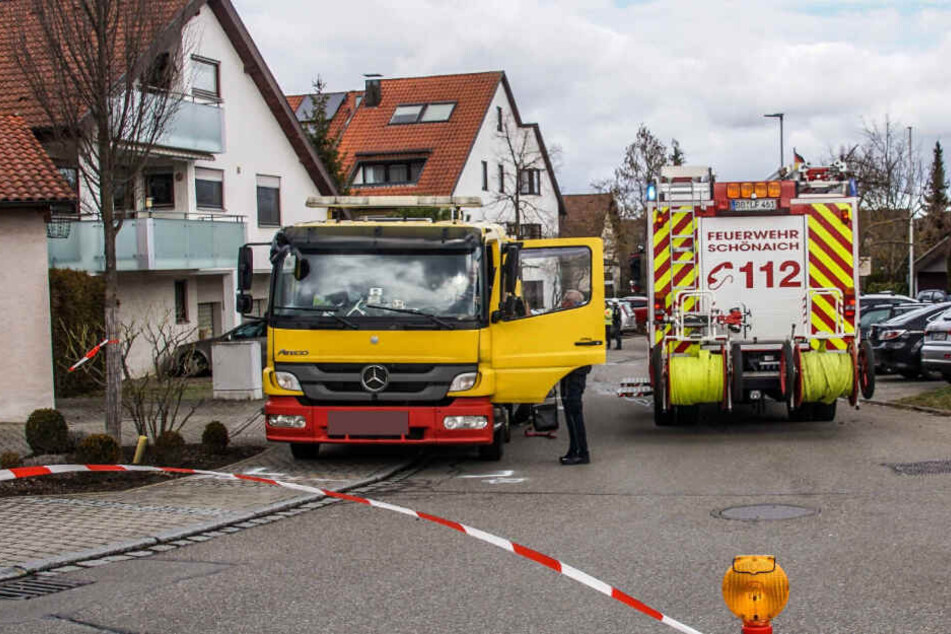 Die Feuerwehr geht am Unglücksort ihrer Arbeit nach.