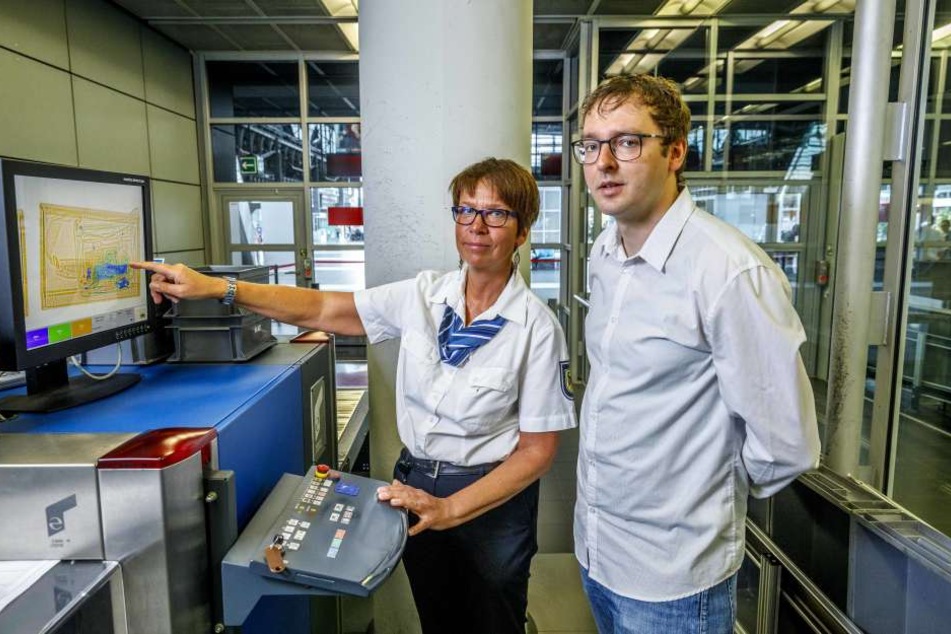 Esther Puplick und TAG24-Reporter Hermann Tydecks in der Sicherheitsschleuse.