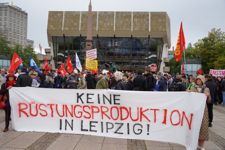 Etwa 400 Menschen demonstrierten am Samstag auf dem Leipziger Augustusplatz gegen eine geplante Raketenfabrik nahe der Messestadt.