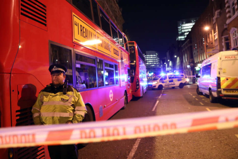 Polizeibeamte sperren den Tatort auf der Südseite der London Bridge nach der Messerattacke, die sich auf der London Bridge ereignete.