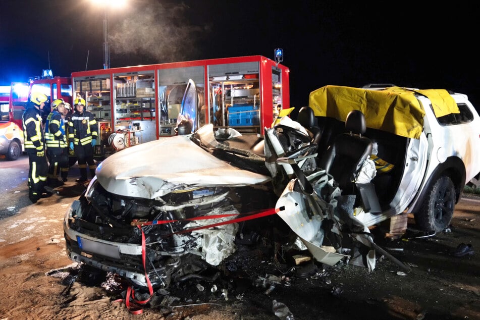 In dem weißen Pickup wurden mehrere Menschen eingeklemmt. Die Feuerwehr befreite sie mit schwerem Gerät.