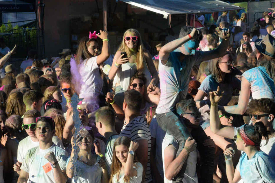 So ausgelassen feierte die Menge das Fest der Farben.