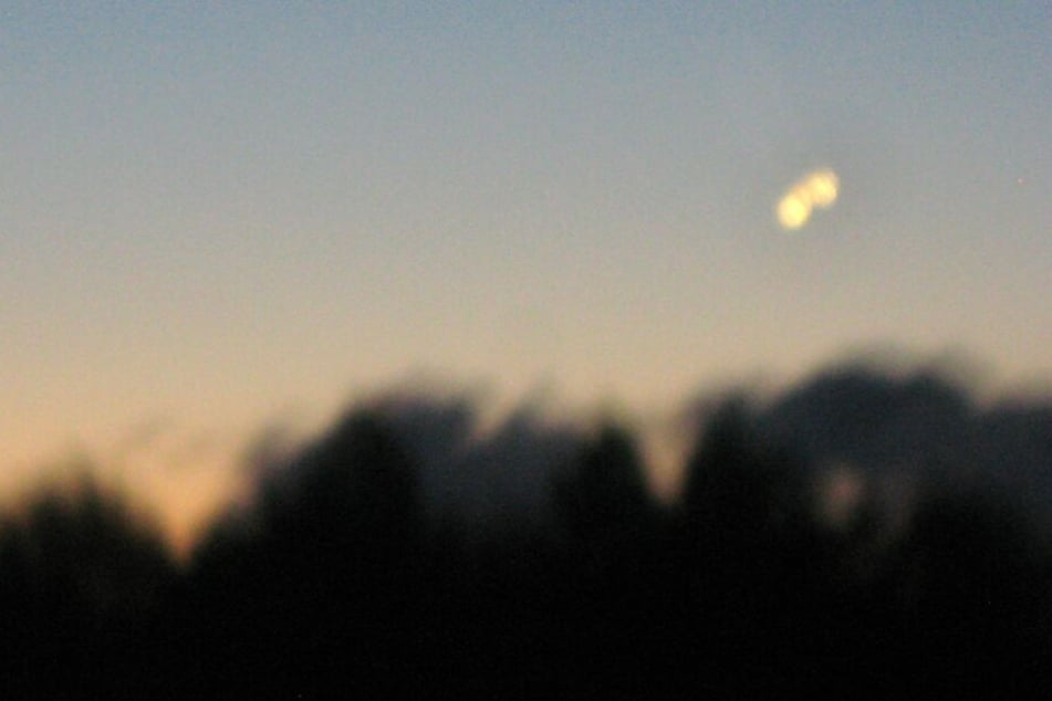 Eine Lichterscheinung am Himmel bei Kiel, die vermutlich von einem Meteoriten stammt. (Archivbild)