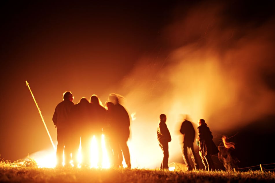 Zahlreiche Menschen sind bei Schöffelding (Bayern) um ein Osterfeuer zu sehen. (Archivbild)